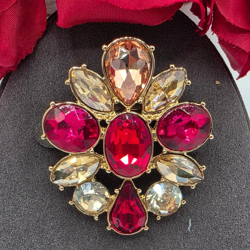 Unbranded intricate gold